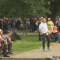 Reporterke "Vremena" u Ćacilendu: Svađa u redu za pljeskavice, Brnabić i pogledi "opasnih tipova"