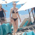 (Paparaco) Jelena Gavrilović grmi kako izgleda! Skinula se u bikini u Crnoj Gori, a tek da je vidite na ručku bez šminke…