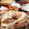 Slep čovek jeo naše pljeskavice u restoranu, naplatili mu 5.000 evra, srušio se: "To sam skupljao za sahranu"