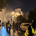 Stigli „Čuvari Ustava“: Lazarevčani dočekali bicikliste uz baklje, vatromet i kolo (VIDEO)