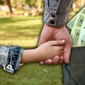 Od 1. oktobra počinju prijave za status roditelja-negovatelja: mesečna naknada 65.000 dinara, poznati detalji procedure