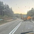 Terenac udario u radnu mašinu, pa sleteo sa puta: Teška saobraćajna nesreća kod Boljevca