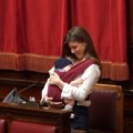 Italijanska poslanica prva koja je podojila dete u parlamentu, za to dobila aplauz kolega
