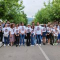 Studenti zapevali "Izađi mala" ispred kordona Kfora i opštine Zvečan