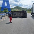Od siline udara kombi se prevrnuo: Saobraćajna nezgoda dogodila se na auto-putu Miloš Veliki