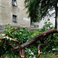 Ovo može da ubije nekoga Ogromni predajnik se otkačio sa krova u Zrenjaninu, zaobiđite ovo mesto