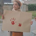“Ovde smo da kažemo – žene, niste same”: Podrška Jelene Stupljanin ispred bolnice u Sremskoj Mitrovici