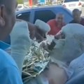 Ljudi ne znaju da li da se smeju ili da plaču: Snimak muškaraca u zavojima tokom transporta u bolnicu se gleda u neverici…