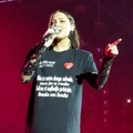 Prija u Hrvatskoj dobila majicu, a na njoj baš jaka poruka! Obukla je usred koncerta i izazvala reakcije
