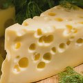 Naučnik objasnio zašto švajcarski sir ima rupe i kako da vam ne podvale „slepog švajcarca“