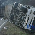 Teška nezgoda u tunelu na auto-putu kod Kolašina: Šleper se zapalio nakon udara, jedno lice povredjeno