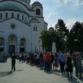 Red ispred Hrama Svetog Save za celivanje čudotvorne ikone iz Rusije