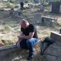 Sveštenici čitaju opela nad jedva vidljivim grobovima: Srbi izašli na Zadušnice u Južnoj Mitrovici - ni mrtvi nemaju mira…