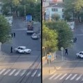 Uznemirujući snimak: Napadači u Dagestanu šetaju po ulicama i pucaju po policajcima, a onda im otimaju službeni automobil…