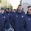 Tradicionalna šetnja orlova pred utakmicu: Atmosfera na sjajnom nivou! (video)