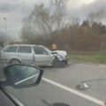 Automobil uništen, delovi rasuti svuda po putu! Silovit sudar na ulazu u Mladenovac (video)