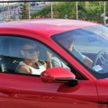 (Paparaco) Uslikali smo najpoželjnijeg neženju na estradi u crvenom poršeu Mišići pucaju na njemu u beloj majici na…
