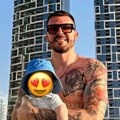 (Foto) ovo je zgodni muž naše pevačice: Sportistu je fotografisala na plaži, a jednu stvar svi komentarišu