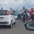 Dramatičan snimak sa autoputa: Zakucao se u bankinu, er begovi poiskakali, heroji ga reanimirali sat vremena: "Čovek je živ…