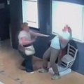(VIDEO) Posetioci muzeja u Veroni seli na "Van Gogovu" stolicu i polomili je