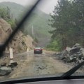 Ogromna stena se obrušila na automobil, poginula mlada doktorka (33): Strašna nesreća kod Foče, otac preživeo