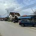 Vozila uleću ljudima u dvorišta, svakog dana desi se saobraćajka u 2 čačanske ulice meštani strahuju da decu samu puste do…