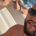 Veljko Ražnatović uživa na jahti, skinuo majicu i pokazao isklesano telo: Tetovaže i krst oko vrata