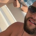 Veljko Ražnatović uživa na jahti, skinuo majicu i pokazao isklesano telo: Tetovaže i krst oko vrata
