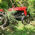 Тешка несрећа код Владичиног Хана: Возач погинуо када се преврнуо трактор