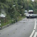 Prva slika sa mesta teške nesreće kod Užica: Smrskana vozila, jedno sletelo sa puta, muškarac poginuo
