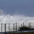Snažan talas u Španiji odvukao grupu plivača u more, četvoro poginulo