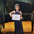Мала Сара освојила Париз! Десетогодишња пијанисткиња донела прву награду кући у Обреновац (видео)