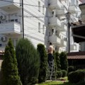 Zelenilo, tuje i visoka ograda Naš voditelj pokazao kako sređuje dvorište: Svi rade punom parom, ovo mu je oaza mira (foto)