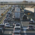 Kamion sleteo sa puta kod Krnjeva: Zatvorena zaustavna traka na auto-putu E-75