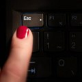 Digitalno nasilje nad ženama: Pretnja na ekranu, strah u stvarnom životu