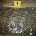 Bežeći od policije iz kola bacio kroz prozor kilogram marihuane