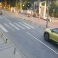 Uznemirujući snimak nesreće u Kraljevu: Automobil pokosio majku sa decom na trotoaru, devojčica (5) preminula (video)