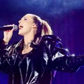 Džejla Ramović i Jakov zajedno pevaju na proslavi Blica! Ona u koži od glave do pete, on u elegantnom odelu: Doveli atmosferu…