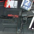 Niška policija pronašla tri pištolja i drogu, uhapšen muškarac