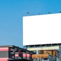Žena živela u reklami iznad marketa: Godinu dana niko je nije primetio, a onda su došli majstori zbog kabla