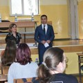 U srednjim školama ima dovoljno mesta za sve učenike: Milićević obišao osnovce pred početak male mature
