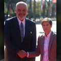 Među prvima stigli Brnabić i Kurti: Počeo Samit Berlinskog procesa u Tirani: Rama dočekao goste ispred zgrade vlade (foto)…