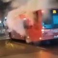 Gori autobus na Voždovcu Dim kulja na sve strane (VIDEO)