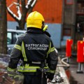 Пожар у Батајници: Пламен гутао кров куће, евакуисана непокретна особа на носилима!