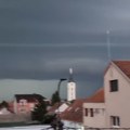 Zacrnilo se nebo iznad Šida Kreće haos nevreme, superćelijska oluja stigla u Srbiju (foto)