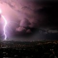(Foto): Moćan prizor na nebu nad Beogradom i novo upozorenje RHMZ! Negde samo 10 stepeni, stiže nova tura pljuskova i…