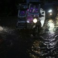 Besni tropska oluja: Zatvorene škole, otkazani letovi FOTO/VIDEO