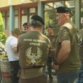 Skup podrške veterana uhapšenim kolegama ispred suda u Novom Sadu: Policija na neprimeren način strpala u maricu naše…