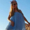 (Foto) naša glumica (72) pozirala na steni: Ovako izgleda prava, elegantna dama: Blista u plavom autfitu