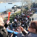 Skup podrške zaposlenima u Hitnoj pomoći u Novom Sadu, protest ispred Druge kragujevačke gimnazije